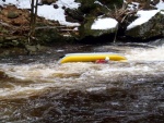 RAFTING NA JIZEE 2.4.2011, Pardn voda: 21 m3, vichni co jeli, to vn to vychytali. Vlny, hukot, zbava... no prost ndhera. Jedna posdka yukonu to nakonec po 4 koupelch vzdala a pedsedla do raftu, ale jinak parda. Po - fotografie 43