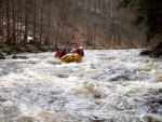 RAFTING NA JIZEE 2.4.2011, Pardn voda: 21 m3, vichni co jeli, to vn to vychytali. Vlny, hukot, zbava... no prost ndhera. Jedna posdka yukonu to nakonec po 4 koupelch vzdala a pedsedla do raftu, ale jinak parda. Po - fotografie 45