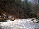 RAFTING NA JIZEE 2.4.2011, Pardn voda: 21 m3, vichni co jeli, to vn to vychytali. Vlny, hukot, zbava... no prost ndhera. Jedna posdka yukonu to nakonec po 4 koupelch vzdala a pedsedla do raftu, ale jinak parda. Po - fotografie 49