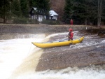 RAFTING NA JIZEE 2.4.2011, Pardn voda: 21 m3, vichni co jeli, to vn to vychytali. Vlny, hukot, zbava... no prost ndhera. Jedna posdka yukonu to nakonec po 4 koupelch vzdala a pedsedla do raftu, ale jinak parda. Po - fotografie 52