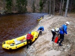 RAFTING NA JIZEE 2.4.2011, Pardn voda: 21 m3, vichni co jeli, to vn to vychytali. Vlny, hukot, zbava... no prost ndhera. Jedna posdka yukonu to nakonec po 4 koupelch vzdala a pedsedla do raftu, ale jinak parda. Po - fotografie 58