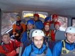 RAFTING JIZERA 9.4.2011, Zpotku chladn poas se zmnilo v ndhern slunen den a tak byl rafting i za men vody pardn. Jizera je prost ndhern. Tak dva Francouzi z posdky jednoho raftu byli nadeni stejn jako ost - fotografie 4