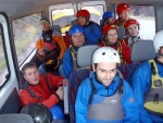 RAFTING JIZERA 9.4.2011, Zpotku chladn poas se zmnilo v ndhern slunen den a tak byl rafting i za men vody pardn. Jizera je prost ndhern. Tak dva Francouzi z posdky jednoho raftu byli nadeni stejn jako ost - fotografie 5