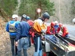 RAFTING JIZERA 9.4.2011, Zpotku chladn poas se zmnilo v ndhern slunen den a tak byl rafting i za men vody pardn. Jizera je prost ndhern. Tak dva Francouzi z posdky jednoho raftu byli nadeni stejn jako ost - fotografie 8