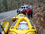 RAFTING JIZERA 9.4.2011, Zpotku chladn poas se zmnilo v ndhern slunen den a tak byl rafting i za men vody pardn. Jizera je prost ndhern. Tak dva Francouzi z posdky jednoho raftu byli nadeni stejn jako ost - fotografie 13