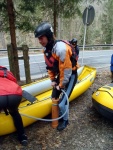 RAFTING JIZERA 9.4.2011, Zpotku chladn poas se zmnilo v ndhern slunen den a tak byl rafting i za men vody pardn. Jizera je prost ndhern. Tak dva Francouzi z posdky jednoho raftu byli nadeni stejn jako ost - fotografie 14