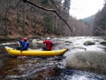 RAFTING JIZERA 9.4.2011, Zpotku chladn poas se zmnilo v ndhern slunen den a tak byl rafting i za men vody pardn. Jizera je prost ndhern. Tak dva Francouzi z posdky jednoho raftu byli nadeni stejn jako ost - fotografie 16