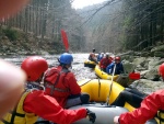 RAFTING JIZERA 9.4.2011, Zpotku chladn poas se zmnilo v ndhern slunen den a tak byl rafting i za men vody pardn. Jizera je prost ndhern. Tak dva Francouzi z posdky jednoho raftu byli nadeni stejn jako ost - fotografie 17