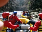 RAFTING JIZERA 9.4.2011, Zpotku chladn poas se zmnilo v ndhern slunen den a tak byl rafting i za men vody pardn. Jizera je prost ndhern. Tak dva Francouzi z posdky jednoho raftu byli nadeni stejn jako ost - fotografie 18