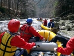 RAFTING JIZERA 9.4.2011, Zpotku chladn poas se zmnilo v ndhern slunen den a tak byl rafting i za men vody pardn. Jizera je prost ndhern. Tak dva Francouzi z posdky jednoho raftu byli nadeni stejn jako ost - fotografie 19