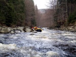 RAFTING JIZERA 9.4.2011, Zpotku chladn poas se zmnilo v ndhern slunen den a tak byl rafting i za men vody pardn. Jizera je prost ndhern. Tak dva Francouzi z posdky jednoho raftu byli nadeni stejn jako ost - fotografie 21