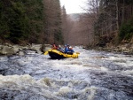 RAFTING JIZERA 9.4.2011, Zpotku chladn poas se zmnilo v ndhern slunen den a tak byl rafting i za men vody pardn. Jizera je prost ndhern. Tak dva Francouzi z posdky jednoho raftu byli nadeni stejn jako ost - fotografie 22