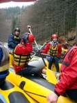 RAFTING JIZERA 9.4.2011, Zpotku chladn poas se zmnilo v ndhern slunen den a tak byl rafting i za men vody pardn. Jizera je prost ndhern. Tak dva Francouzi z posdky jednoho raftu byli nadeni stejn jako ost - fotografie 25