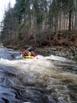 RAFTING JIZERA 9.4.2011, Zpotku chladn poas se zmnilo v ndhern slunen den a tak byl rafting i za men vody pardn. Jizera je prost ndhern. Tak dva Francouzi z posdky jednoho raftu byli nadeni stejn jako ost - fotografie 26