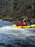 RAFTING JIZERA 9.4.2011, Zpotku chladn poas se zmnilo v ndhern slunen den a tak byl rafting i za men vody pardn. Jizera je prost ndhern. Tak dva Francouzi z posdky jednoho raftu byli nadeni stejn jako ost - fotografie 28