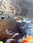 RAFTING JIZERA 9.4.2011, Zpotku chladn poas se zmnilo v ndhern slunen den a tak byl rafting i za men vody pardn. Jizera je prost ndhern. Tak dva Francouzi z posdky jednoho raftu byli nadeni stejn jako ost - fotografie 29