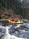 RAFTING JIZERA 9.4.2011, Zpotku chladn poas se zmnilo v ndhern slunen den a tak byl rafting i za men vody pardn. Jizera je prost ndhern. Tak dva Francouzi z posdky jednoho raftu byli nadeni stejn jako ost - fotografie 30