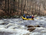 RAFTING JIZERA 9.4.2011, Zpotku chladn poas se zmnilo v ndhern slunen den a tak byl rafting i za men vody pardn. Jizera je prost ndhern. Tak dva Francouzi z posdky jednoho raftu byli nadeni stejn jako ost - fotografie 36