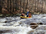 RAFTING JIZERA 9.4.2011, Zpotku chladn poas se zmnilo v ndhern slunen den a tak byl rafting i za men vody pardn. Jizera je prost ndhern. Tak dva Francouzi z posdky jednoho raftu byli nadeni stejn jako ost - fotografie 38