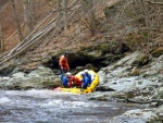 RAFTING JIZERA 9.4.2011, Zpotku chladn poas se zmnilo v ndhern slunen den a tak byl rafting i za men vody pardn. Jizera je prost ndhern. Tak dva Francouzi z posdky jednoho raftu byli nadeni stejn jako ost - fotografie 44