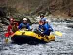 RAFTING JIZERA 9.4.2011, Zpotku chladn poas se zmnilo v ndhern slunen den a tak byl rafting i za men vody pardn. Jizera je prost ndhern. Tak dva Francouzi z posdky jednoho raftu byli nadeni stejn jako ost - fotografie 49