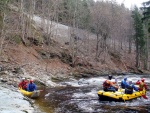 RAFTING JIZERA 9.4.2011, Zpotku chladn poas se zmnilo v ndhern slunen den a tak byl rafting i za men vody pardn. Jizera je prost ndhern. Tak dva Francouzi z posdky jednoho raftu byli nadeni stejn jako ost - fotografie 52