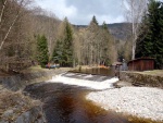 RAFTING JIZERA 9.4.2011, Zpotku chladn poas se zmnilo v ndhern slunen den a tak byl rafting i za men vody pardn. Jizera je prost ndhern. Tak dva Francouzi z posdky jednoho raftu byli nadeni stejn jako ost - fotografie 64