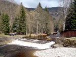 RAFTING JIZERA 9.4.2011, Zpotku chladn poas se zmnilo v ndhern slunen den a tak byl rafting i za men vody pardn. Jizera je prost ndhern. Tak dva Francouzi z posdky jednoho raftu byli nadeni stejn jako ost - fotografie 66