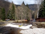 RAFTING JIZERA 9.4.2011, Zpotku chladn poas se zmnilo v ndhern slunen den a tak byl rafting i za men vody pardn. Jizera je prost ndhern. Tak dva Francouzi z posdky jednoho raftu byli nadeni stejn jako ost - fotografie 67