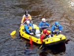 RAFTING JIZERA 9.4.2011, Zpotku chladn poas se zmnilo v ndhern slunen den a tak byl rafting i za men vody pardn. Jizera je prost ndhern. Tak dva Francouzi z posdky jednoho raftu byli nadeni stejn jako ost - fotografie 69