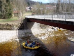 RAFTING JIZERA 9.4.2011, Zpotku chladn poas se zmnilo v ndhern slunen den a tak byl rafting i za men vody pardn. Jizera je prost ndhern. Tak dva Francouzi z posdky jednoho raftu byli nadeni stejn jako ost - fotografie 71