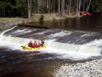 RAFTING JIZERA 9.4.2011, Zpotku chladn poas se zmnilo v ndhern slunen den a tak byl rafting i za men vody pardn. Jizera je prost ndhern. Tak dva Francouzi z posdky jednoho raftu byli nadeni stejn jako ost - fotografie 72