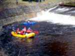 RAFTING JIZERA 9.4.2011, Zpotku chladn poas se zmnilo v ndhern slunen den a tak byl rafting i za men vody pardn. Jizera je prost ndhern. Tak dva Francouzi z posdky jednoho raftu byli nadeni stejn jako ost - fotografie 73