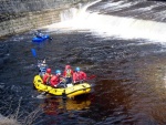 RAFTING JIZERA 9.4.2011, Zpotku chladn poas se zmnilo v ndhern slunen den a tak byl rafting i za men vody pardn. Jizera je prost ndhern. Tak dva Francouzi z posdky jednoho raftu byli nadeni stejn jako ost - fotografie 74