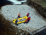 RAFTING JIZERA 9.4.2011, Zpotku chladn poas se zmnilo v ndhern slunen den a tak byl rafting i za men vody pardn. Jizera je prost ndhern. Tak dva Francouzi z posdky jednoho raftu byli nadeni stejn jako ost - fotografie 78