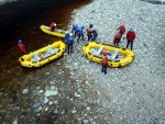 RAFTING JIZERA 9.4.2011, Zpotku chladn poas se zmnilo v ndhern slunen den a tak byl rafting i za men vody pardn. Jizera je prost ndhern. Tak dva Francouzi z posdky jednoho raftu byli nadeni stejn jako ost - fotografie 79