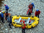 RAFTING JIZERA 9.4.2011, Zpotku chladn poas se zmnilo v ndhern slunen den a tak byl rafting i za men vody pardn. Jizera je prost ndhern. Tak dva Francouzi z posdky jednoho raftu byli nadeni stejn jako ost - fotografie 80