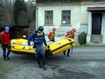 RAFTING JIZERA 9.4.2011, Zpotku chladn poas se zmnilo v ndhern slunen den a tak byl rafting i za men vody pardn. Jizera je prost ndhern. Tak dva Francouzi z posdky jednoho raftu byli nadeni stejn jako ost - fotografie 81