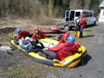 RAFTING JIZERA 9.4.2011, Zpotku chladn poas se zmnilo v ndhern slunen den a tak byl rafting i za men vody pardn. Jizera je prost ndhern. Tak dva Francouzi z posdky jednoho raftu byli nadeni stejn jako ost - fotografie 85