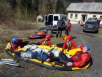 RAFTING JIZERA 9.4.2011, Zpotku chladn poas se zmnilo v ndhern slunen den a tak byl rafting i za men vody pardn. Jizera je prost ndhern. Tak dva Francouzi z posdky jednoho raftu byli nadeni stejn jako ost - fotografie 86