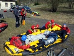 RAFTING JIZERA 9.4.2011, Zpotku chladn poas se zmnilo v ndhern slunen den a tak byl rafting i za men vody pardn. Jizera je prost ndhern. Tak dva Francouzi z posdky jednoho raftu byli nadeni stejn jako ost - fotografie 88