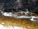 RAFTING NA JIZEŘE 10.4.2011, Sluncem zalité údolí řeky Jizery vynahradilo menší stav vody. Skvělá nálada a spousta zábavy na raftech, velmi příjemné přivítaní jara. - fotografie 4