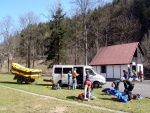 RAFTING NA JIZEE 10.4.2011, Sluncem zalit dol eky Jizery vynahradilo men stav vody. Skvl nlada a spousta zbavy na raftech, velmi pjemn pivtan jara. - fotografie 8