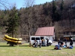 RAFTING NA JIZEE 10.4.2011, Sluncem zalit dol eky Jizery vynahradilo men stav vody. Skvl nlada a spousta zbavy na raftech, velmi pjemn pivtan jara. - fotografie 9