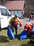 RAFTING NA JIZEE 10.4.2011, Sluncem zalit dol eky Jizery vynahradilo men stav vody. Skvl nlada a spousta zbavy na raftech, velmi pjemn pivtan jara. - fotografie 15