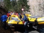 RAFTING NA JIZEE 10.4.2011, Sluncem zalit dol eky Jizery vynahradilo men stav vody. Skvl nlada a spousta zbavy na raftech, velmi pjemn pivtan jara. - fotografie 26