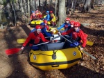 RAFTING NA JIZEE 10.4.2011, Sluncem zalit dol eky Jizery vynahradilo men stav vody. Skvl nlada a spousta zbavy na raftech, velmi pjemn pivtan jara. - fotografie 33