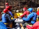 RAFTING NA JIZEE 10.4.2011, Sluncem zalit dol eky Jizery vynahradilo men stav vody. Skvl nlada a spousta zbavy na raftech, velmi pjemn pivtan jara. - fotografie 38