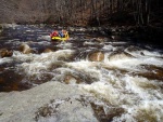 RAFTING NA JIZEE 10.4.2011, Sluncem zalit dol eky Jizery vynahradilo men stav vody. Skvl nlada a spousta zbavy na raftech, velmi pjemn pivtan jara. - fotografie 39