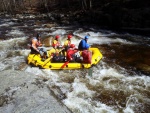 RAFTING NA JIZEE 10.4.2011, Sluncem zalit dol eky Jizery vynahradilo men stav vody. Skvl nlada a spousta zbavy na raftech, velmi pjemn pivtan jara. - fotografie 41